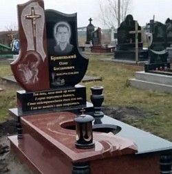 Памятник із червоного граніту